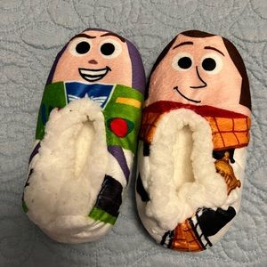 New toddler slippers boys size small (6)